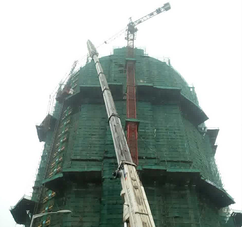 海安吊车在工地上作业